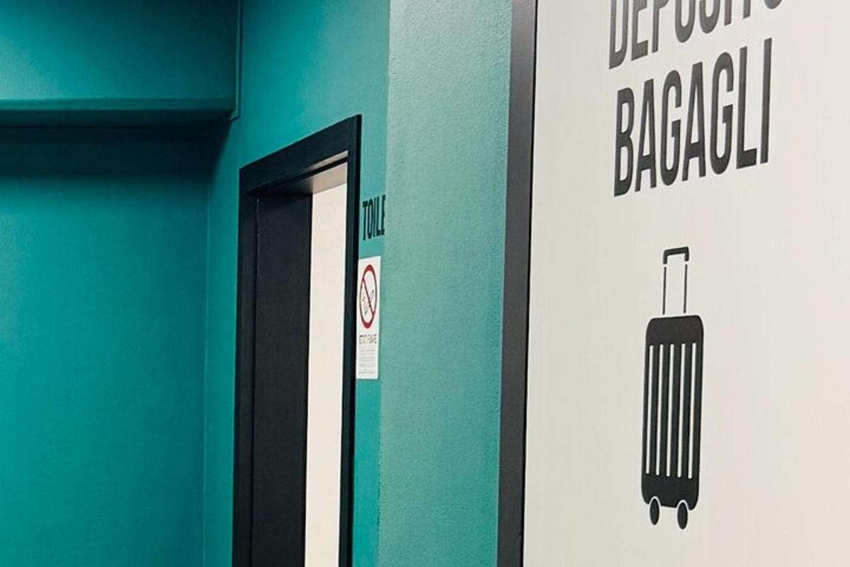 una porta di un edificio con un cartello bianco e nero