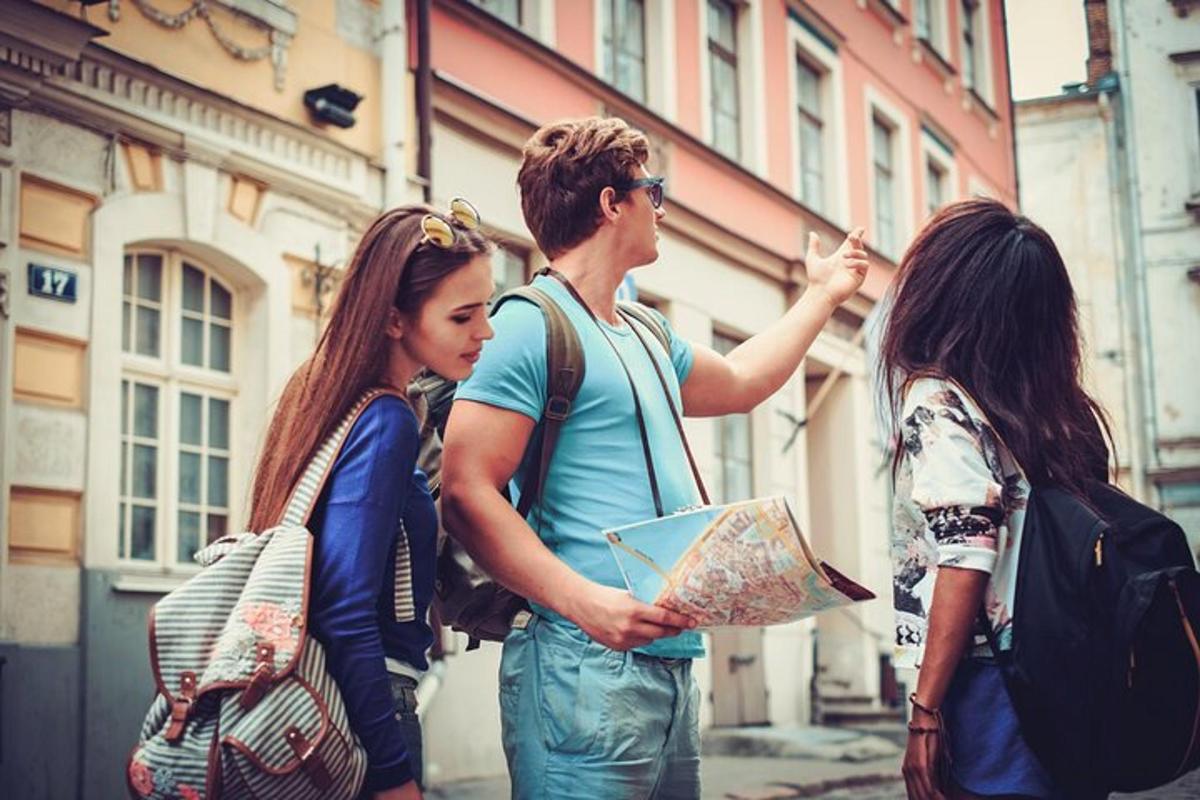 un gruppo di persone in piedi su una strada