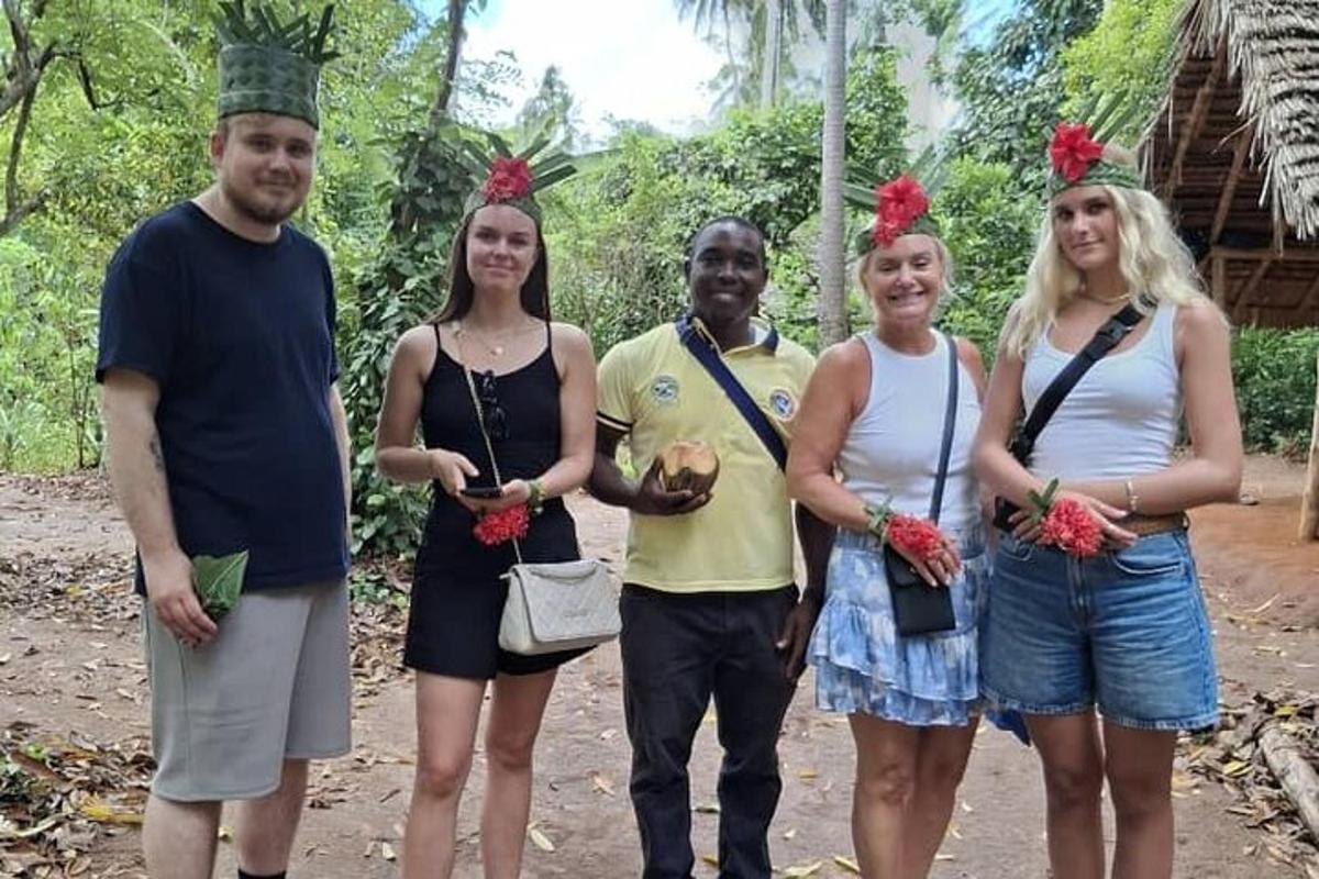 um grupo de pessoas usando chapéus de abacaxi na cabeça