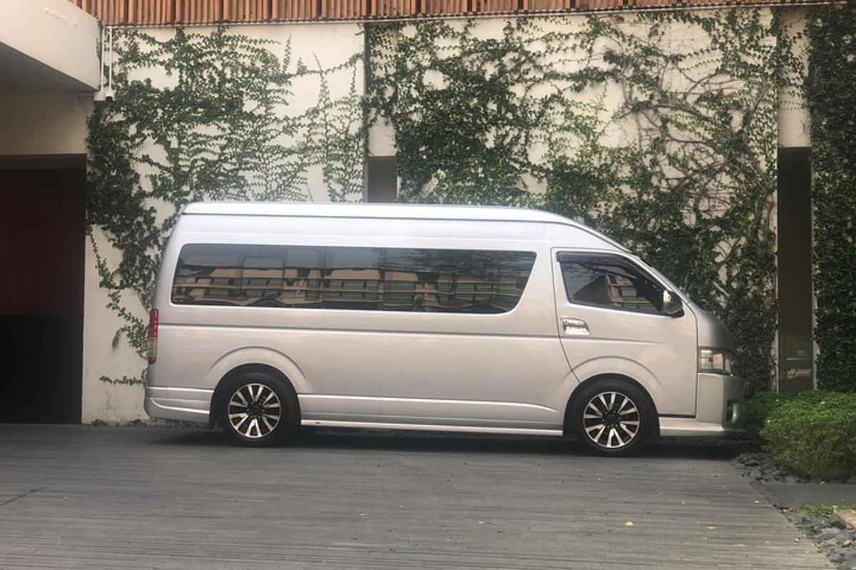 bel kombi parkiran pred stavbo