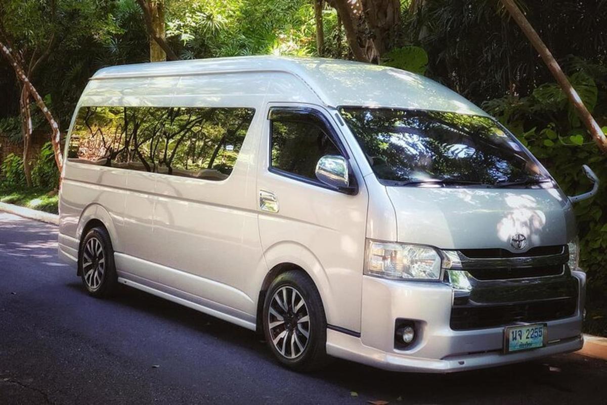 bel kombi parkiran ob strani ulice