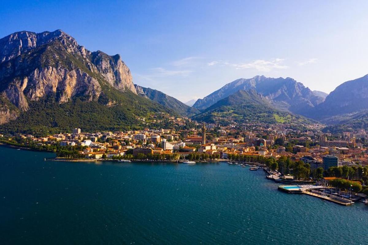 zračni pogled na mesto ob jezeru z gorami