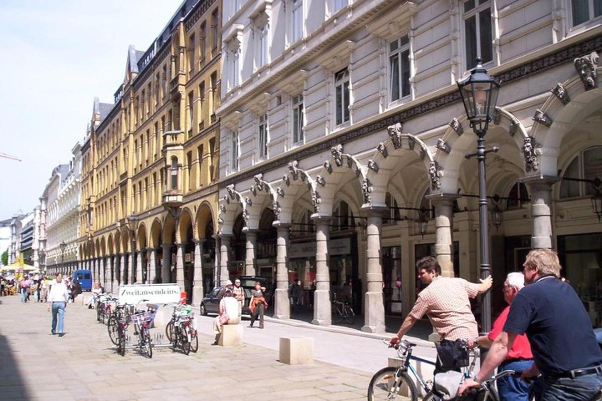 eine Gruppe von Menschen, die auf einer Stadtstraße Fahrrad fahren