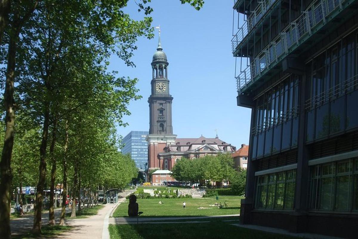 ein Uhrturm mitten in einer Stadt
