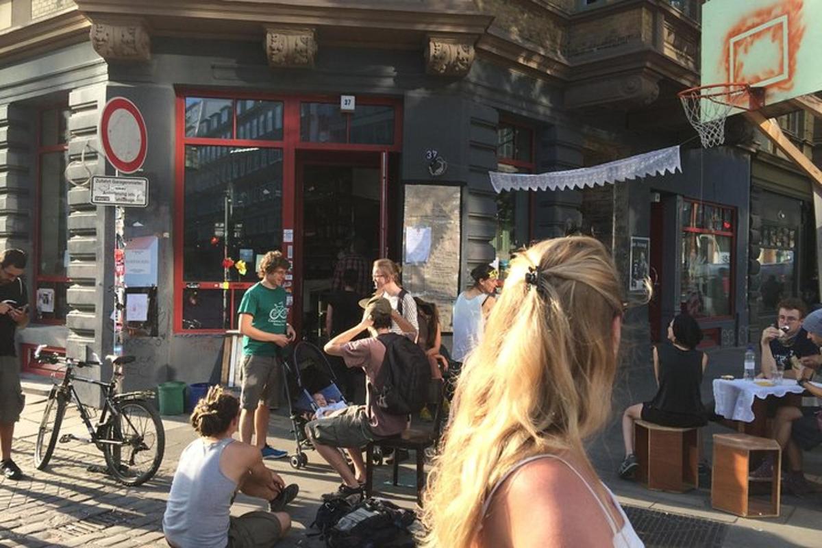 eine Gruppe von Menschen, die vor einem Gebäude sitzen