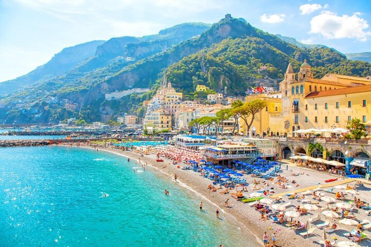 plaža sa suncobranima i ljudima u vodi