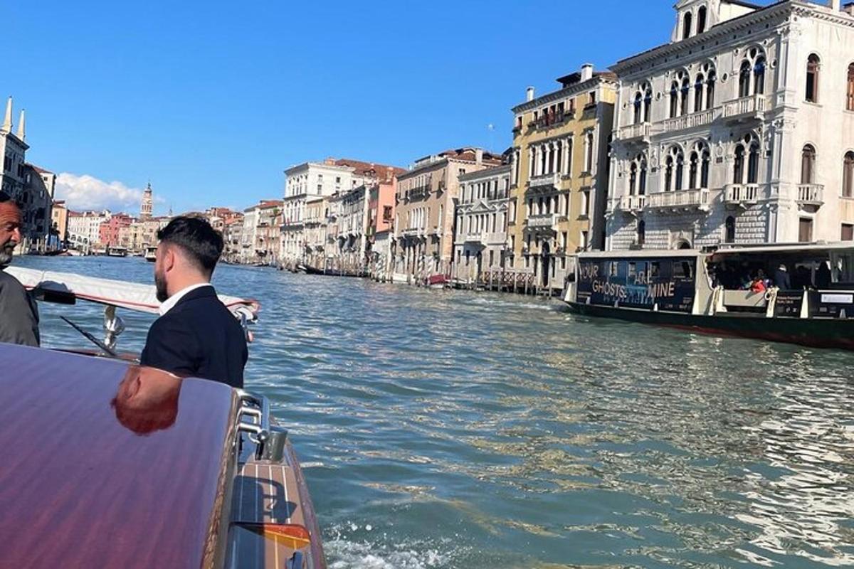 een paar mannen varen in een bootje door een kanaal