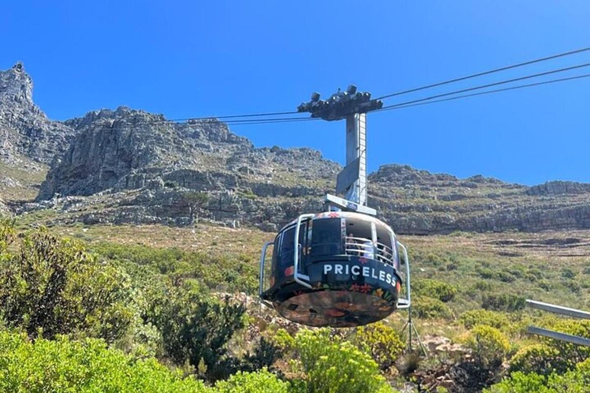 un téléphérique survole une montagne