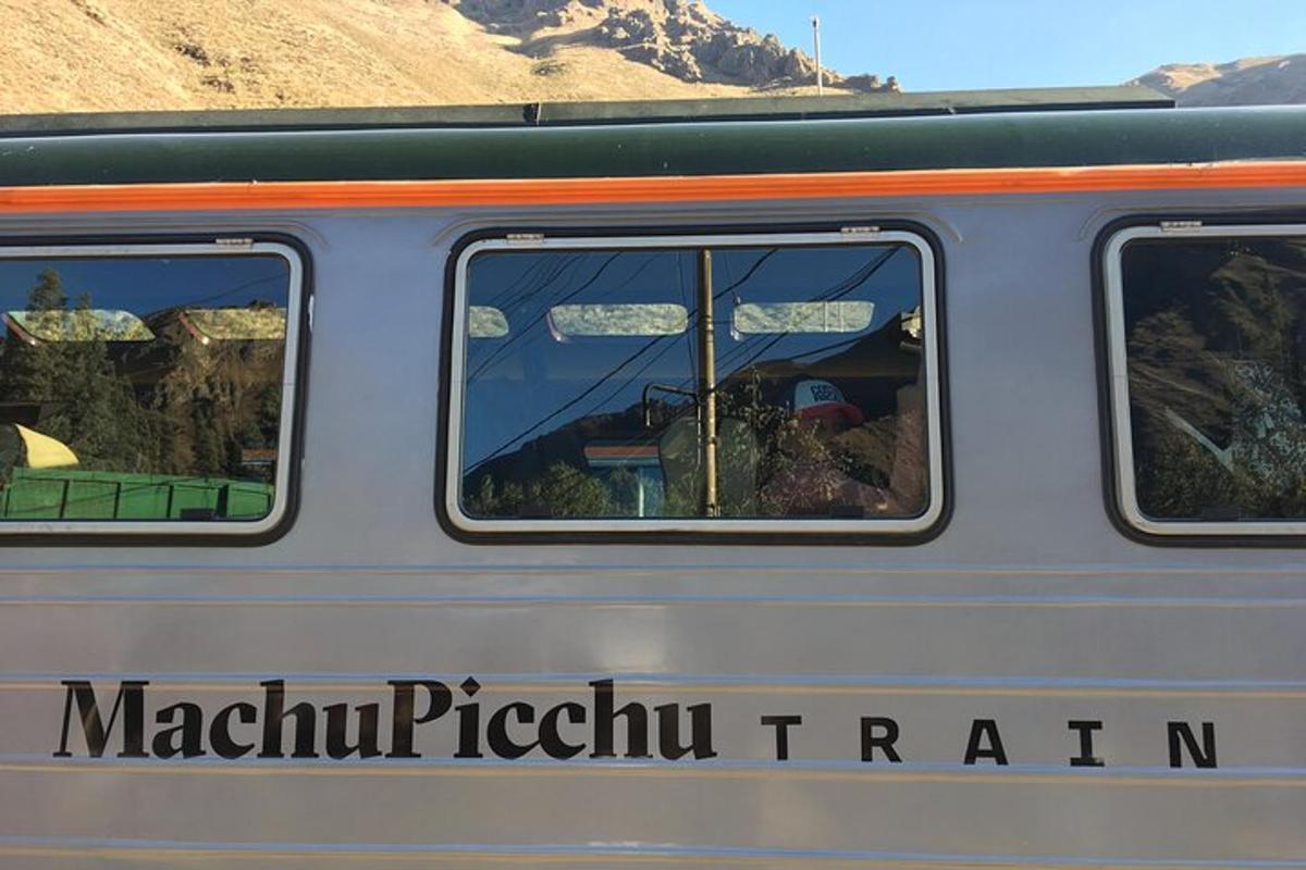 een zilveren trein met de woorden machu picchu trein erop
