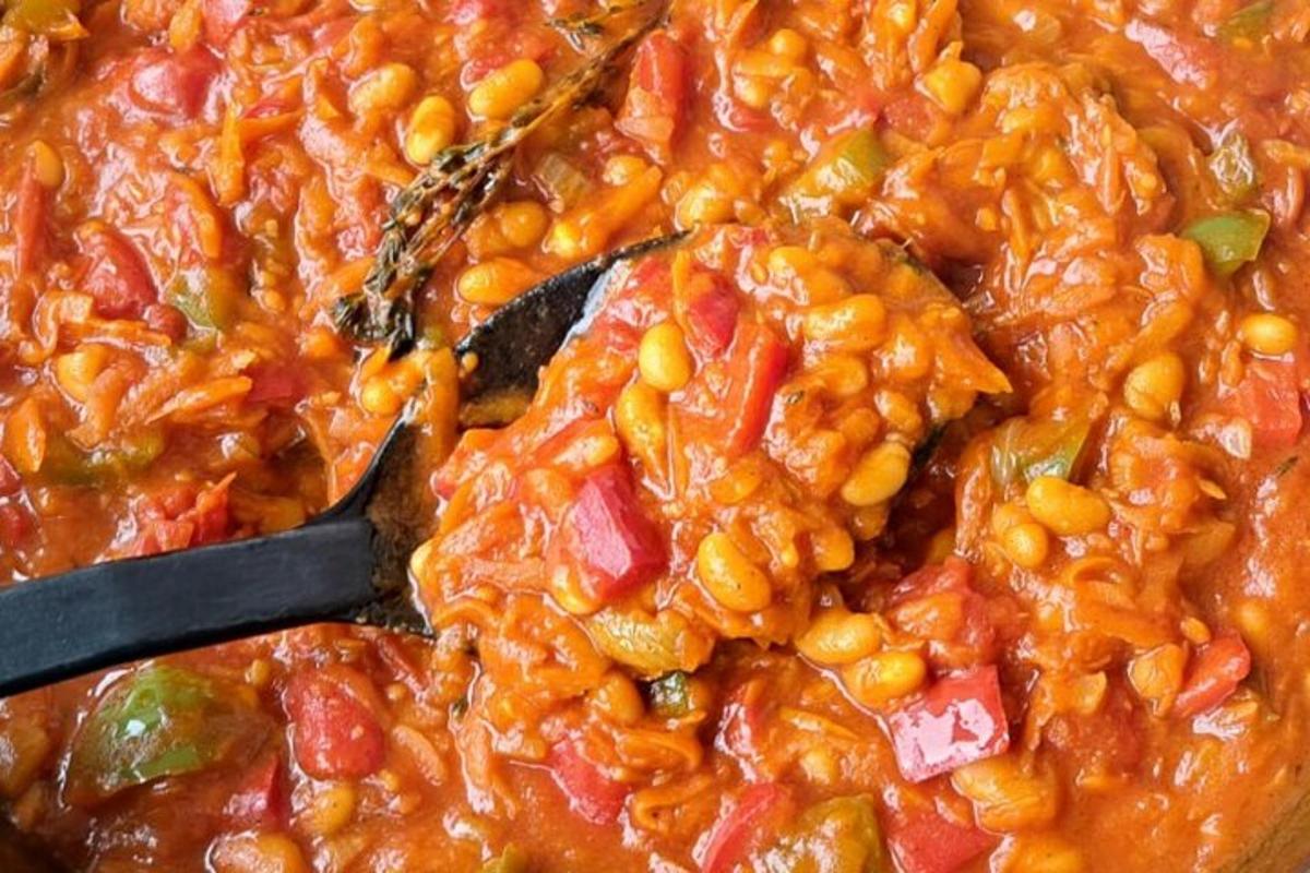 ένα κουτάλι σε ένα πιάτο με φαγητό με καλαμπόκι