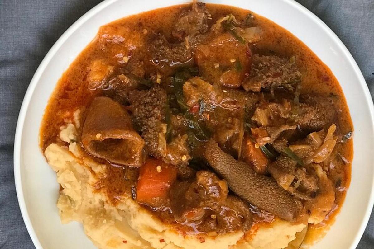 тарілка їжі з м'ясом та овочами