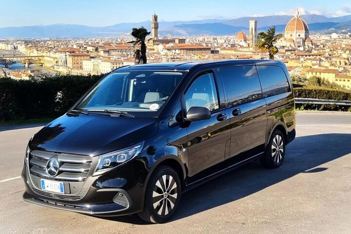 uma van azul estacionada em frente a uma cidade
