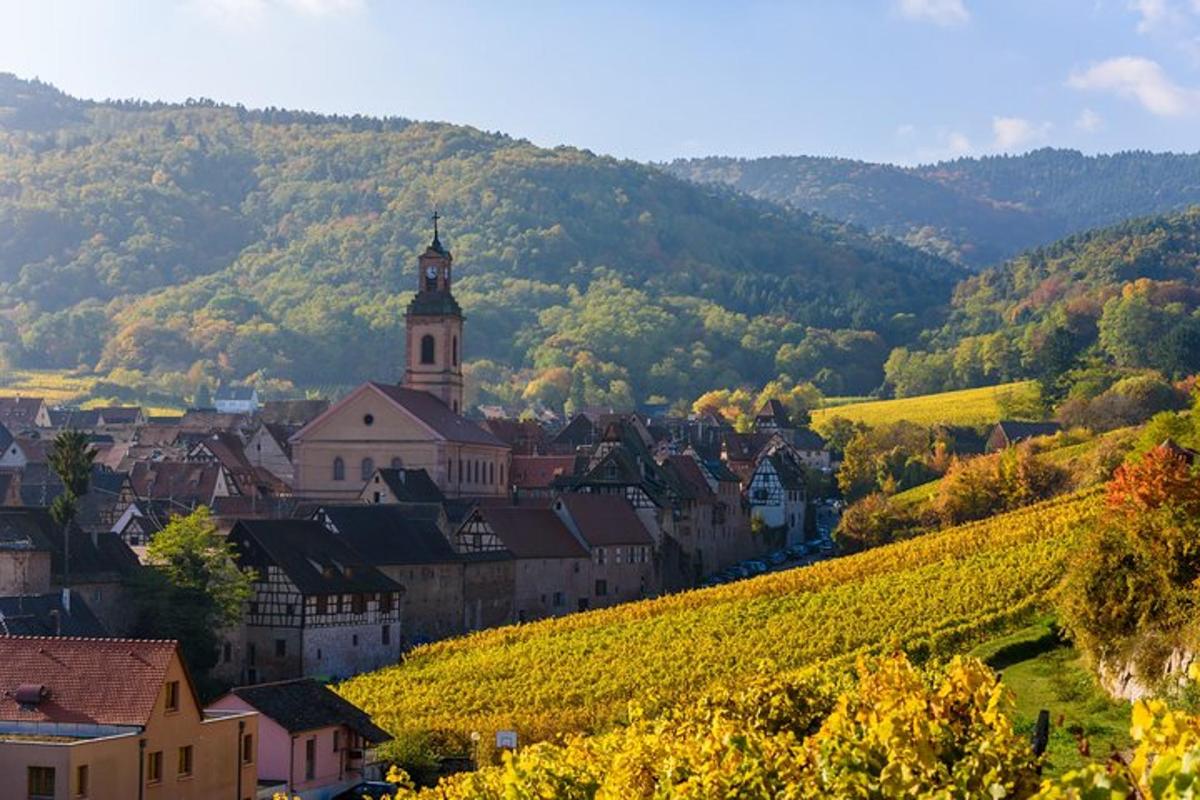 eine Stadt mit einer Kirche und einem Hügel mit Bäumen