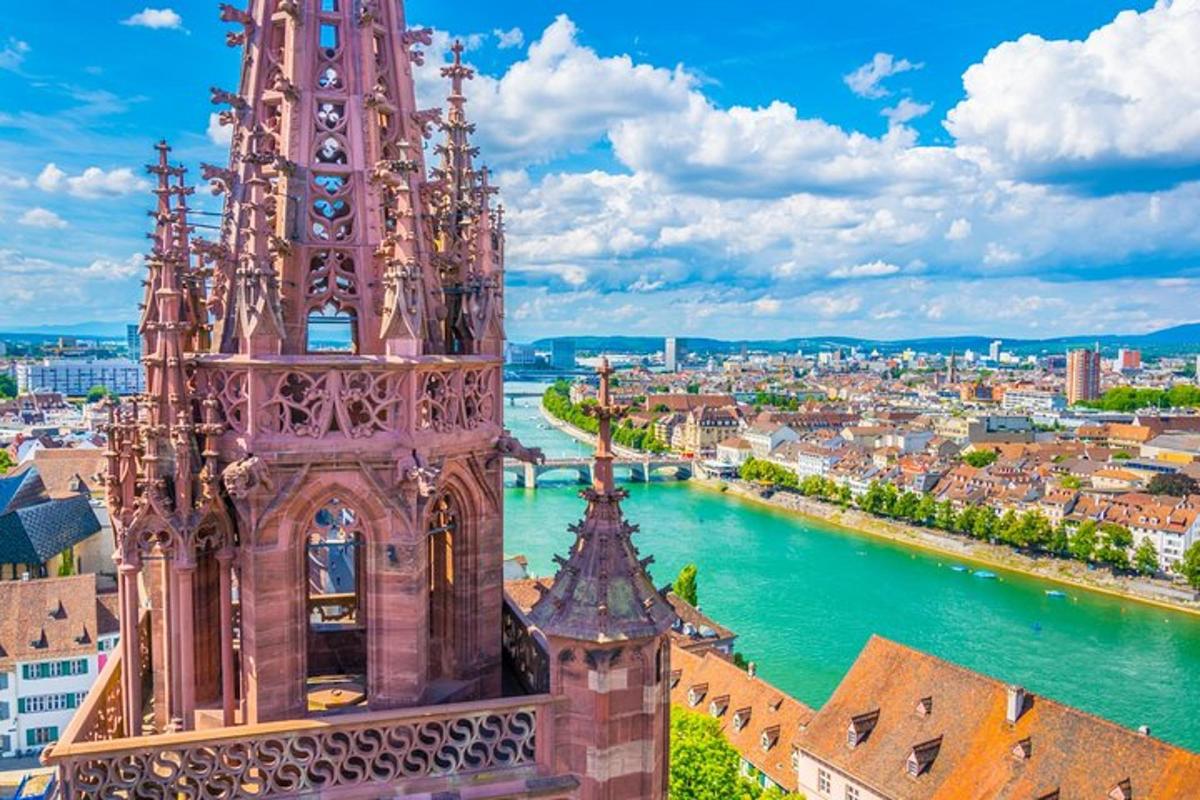 ein Gebäude mit einem Uhrenturm neben einem Fluss