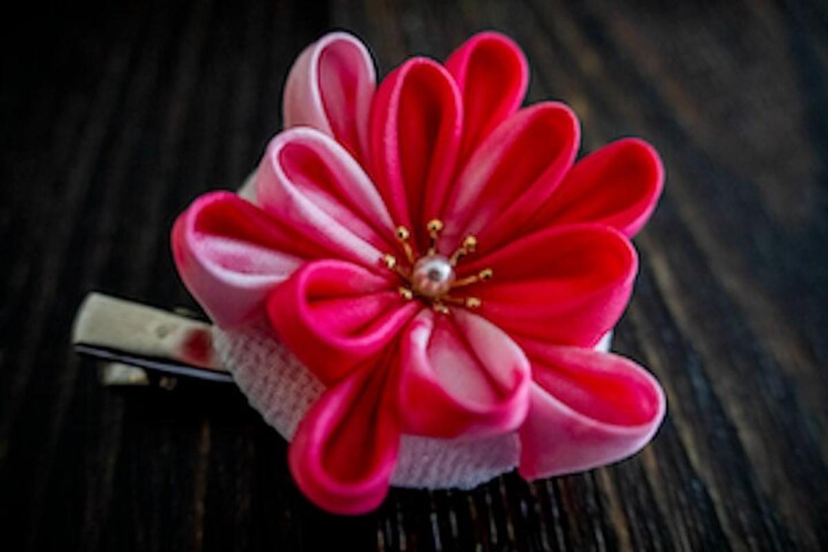 una flor rosa situada a sobre d'un telèfon mòbil