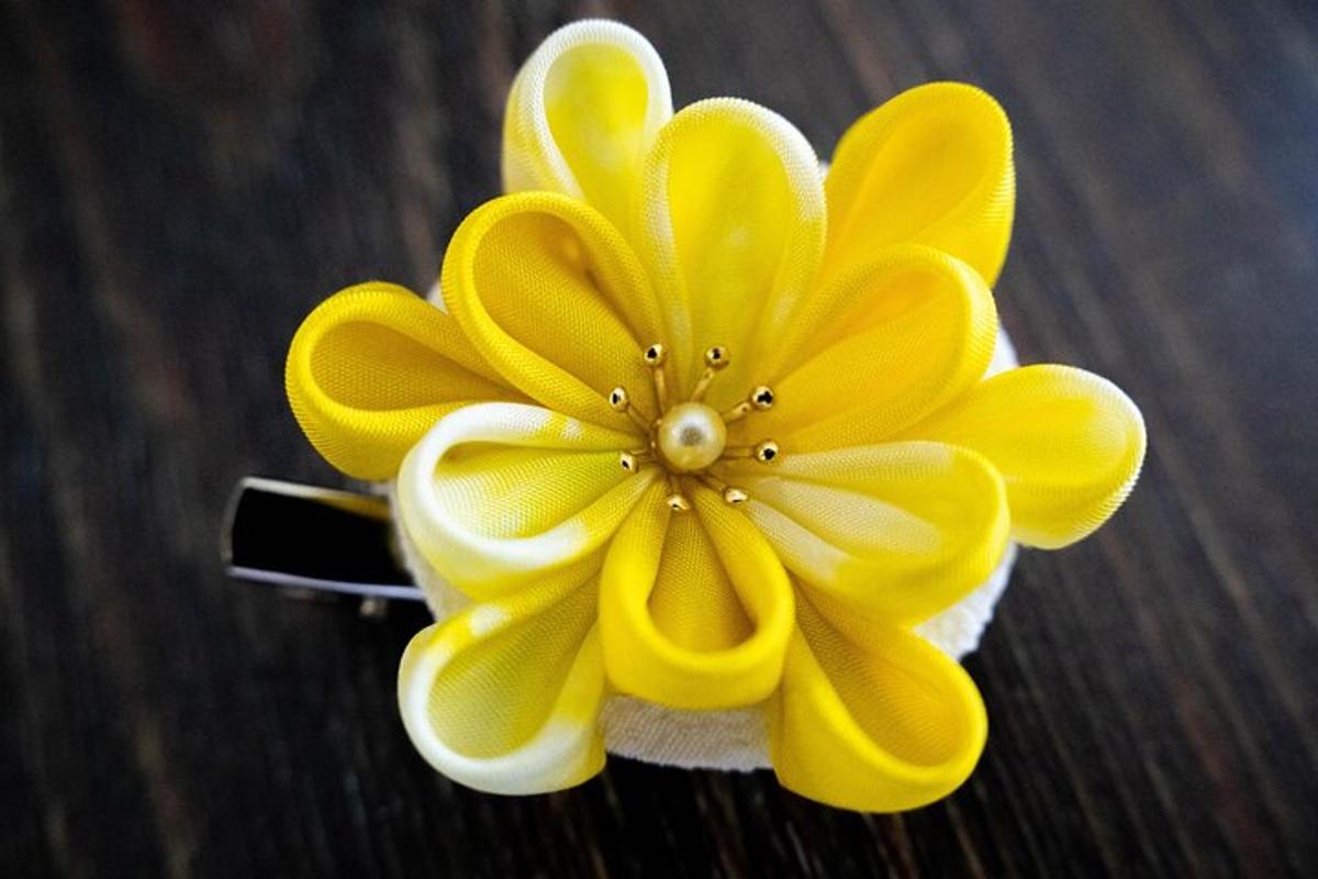 una flor groga situada a sobre d'un telèfon mòbil