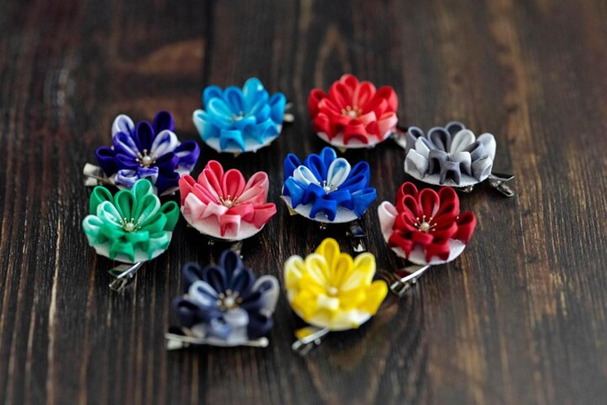 un grup de flors de plàstic de colors sobre una taula de fusta