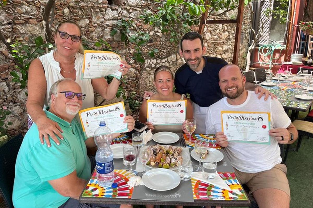 skupina ľudí držiacich certifikáty pri stole