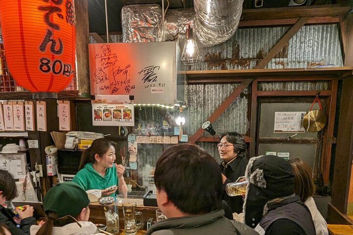 un gruppo di persone sedute al bar di un ristorante