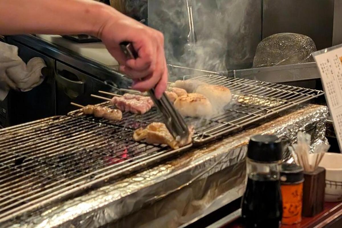 Una persona está cocinando comida en una parrilla.