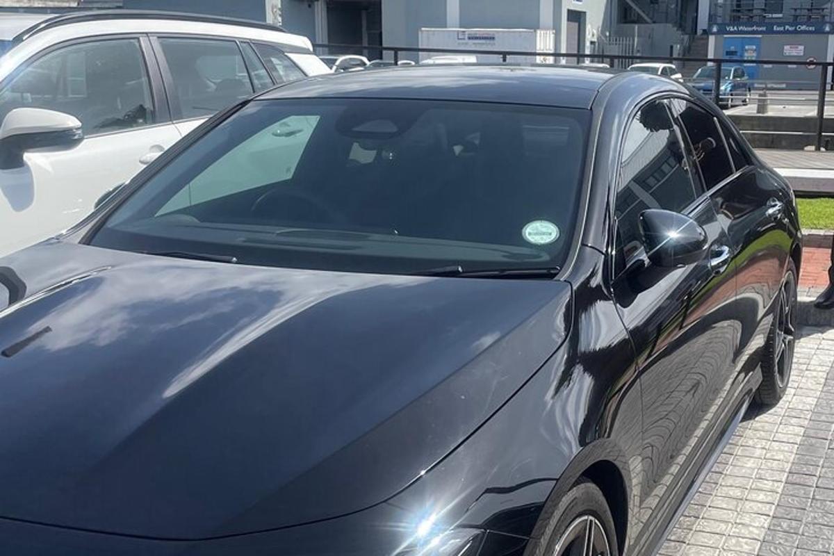 černé auto zaparkované na parkovišti