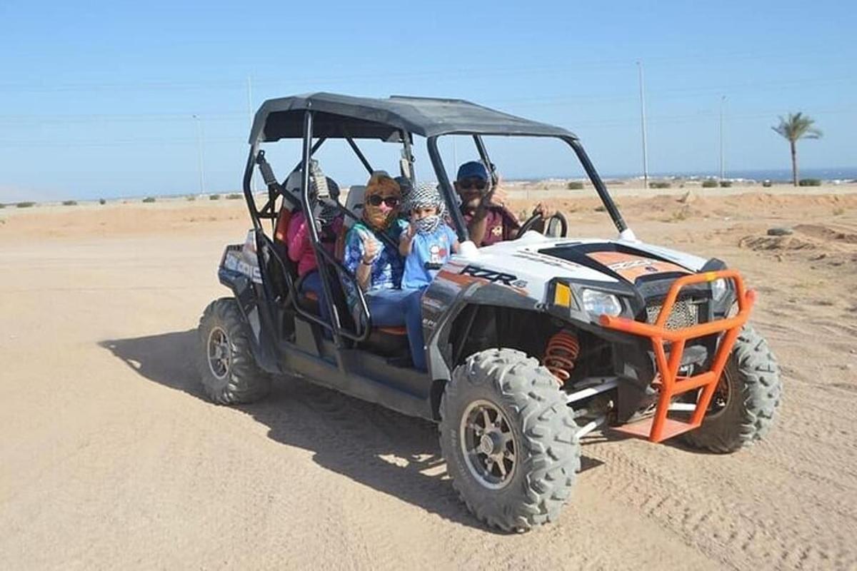 um grupo de pessoas andando em uma carreta no deserto