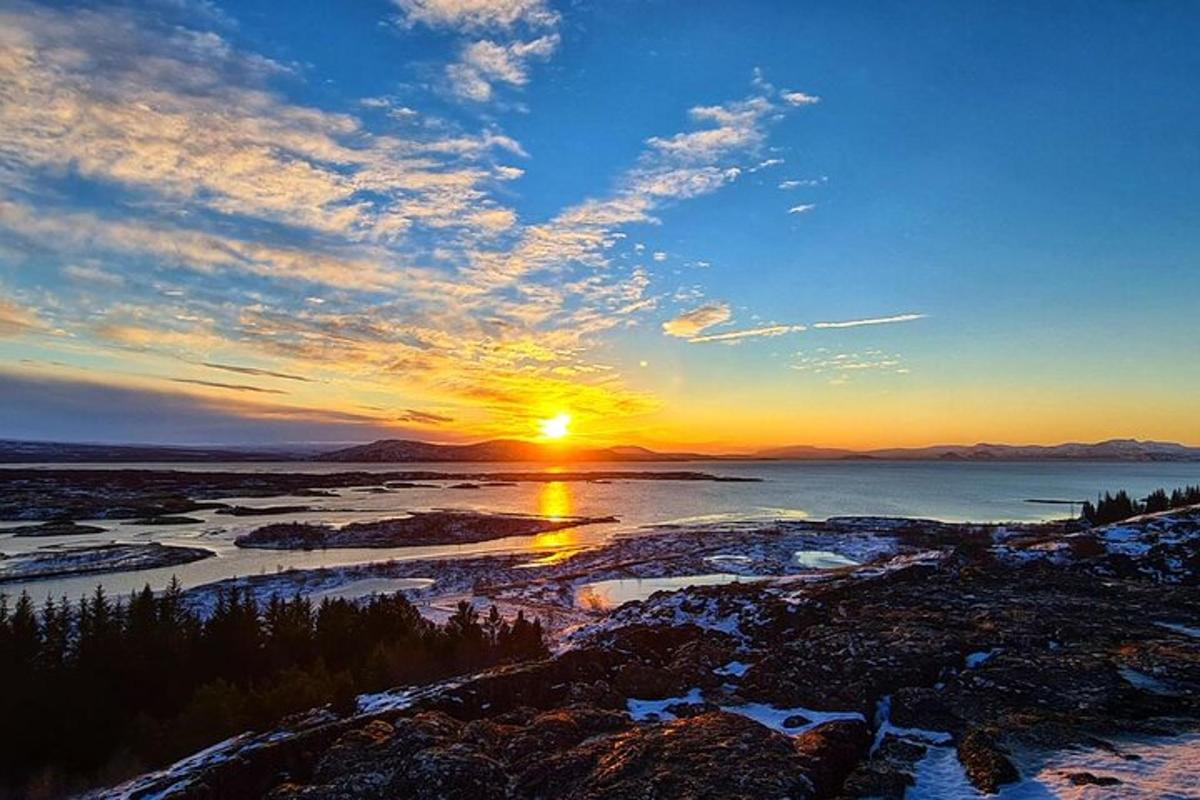 un tramonto su uno specchio d'acqua con il sole che tramonta