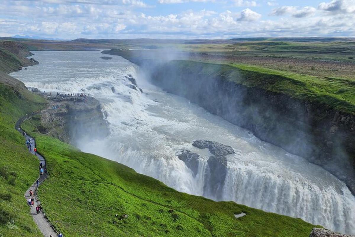 una cascata in un campo vicino a un fiume