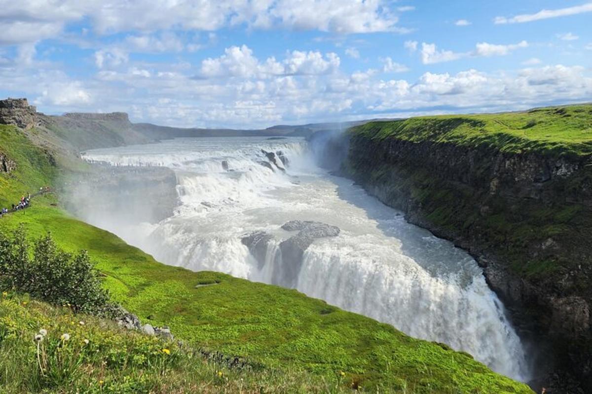 una cascata in mezzo a un fiume