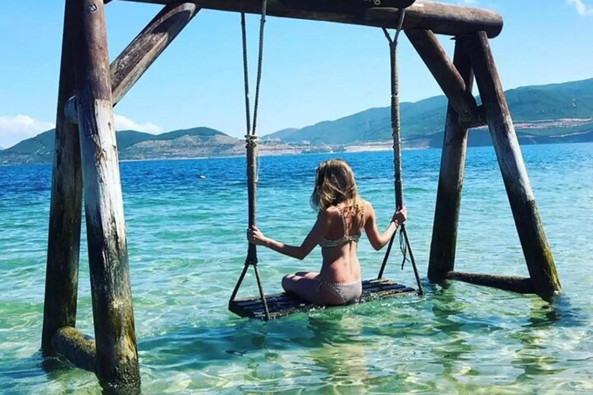 žena sedící na houpačce ve vodě