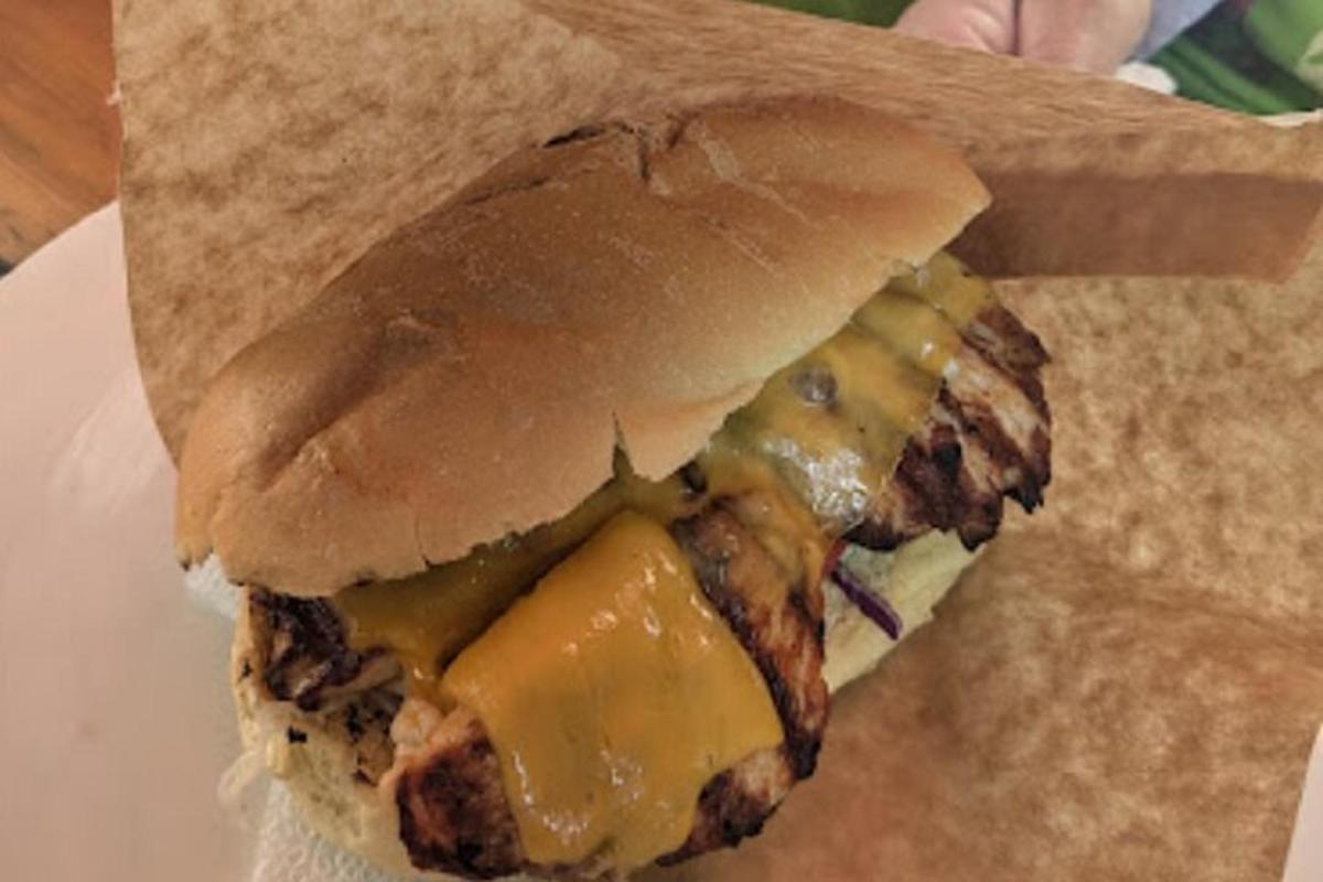 パンに肉とチーズを挟んだサンドイッチ