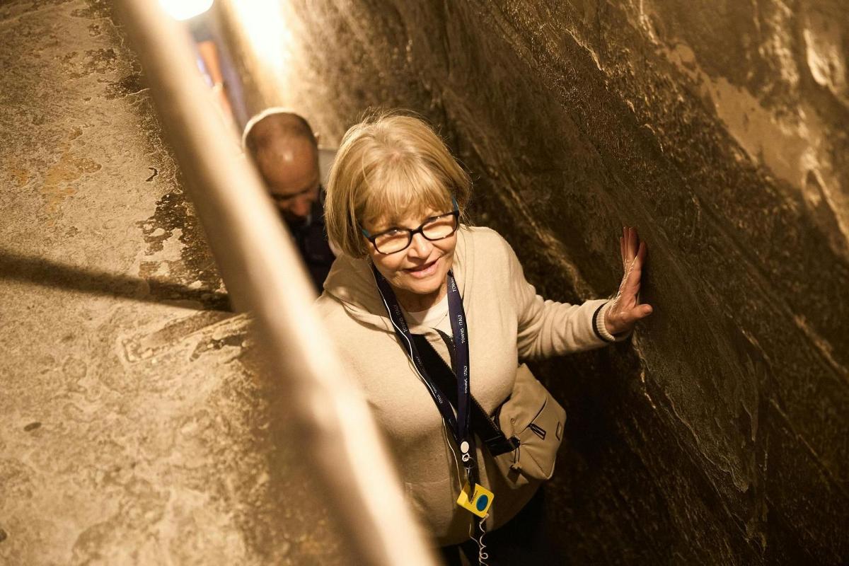 žena kráčející tunelem s mužem