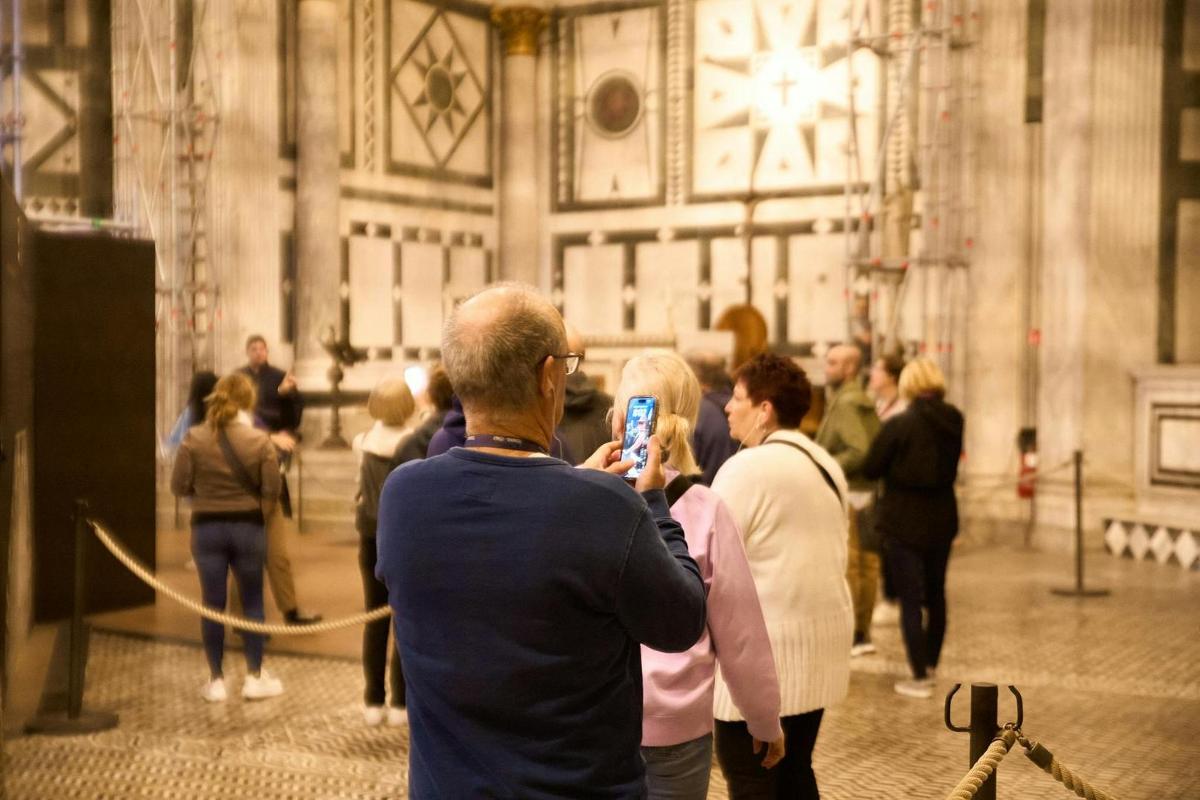 muž fotografující dav lidí v kostele