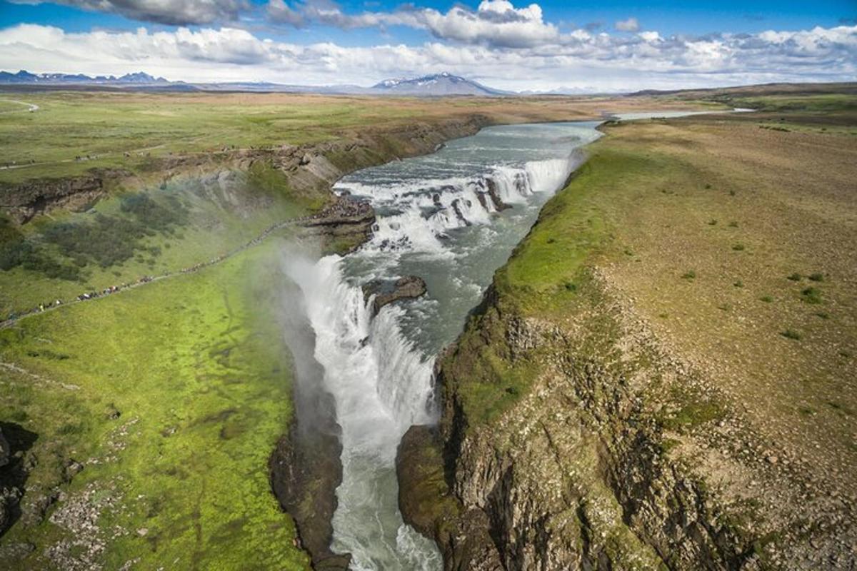 una vista aerea di una cascata in mezzo a un fiume