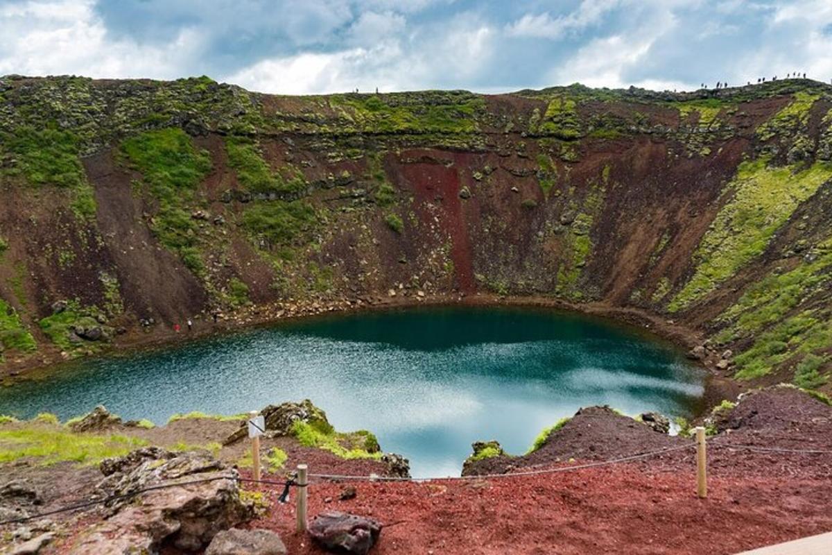 una pozza d'acqua in mezzo a una scogliera