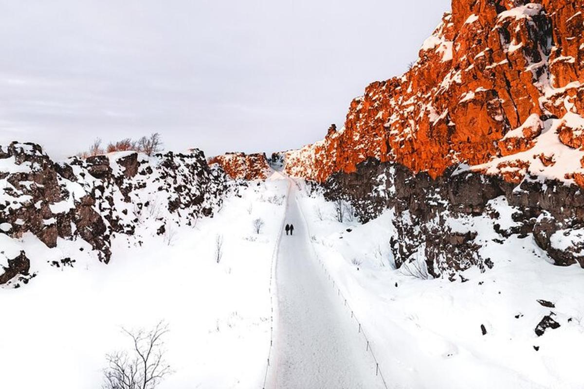 Una persona camina por una carretera cubierta de nieve.