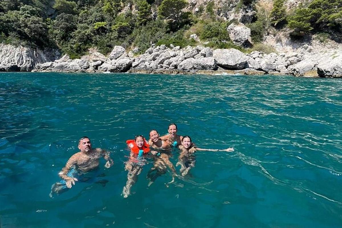 μια ομάδα ανθρώπων που κολυμπούν στο νερό
