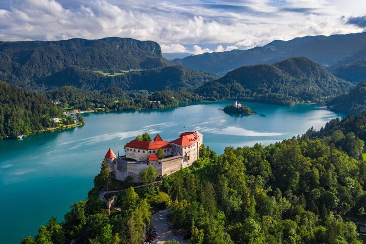 un'isola in mezzo a un lago con un castello
