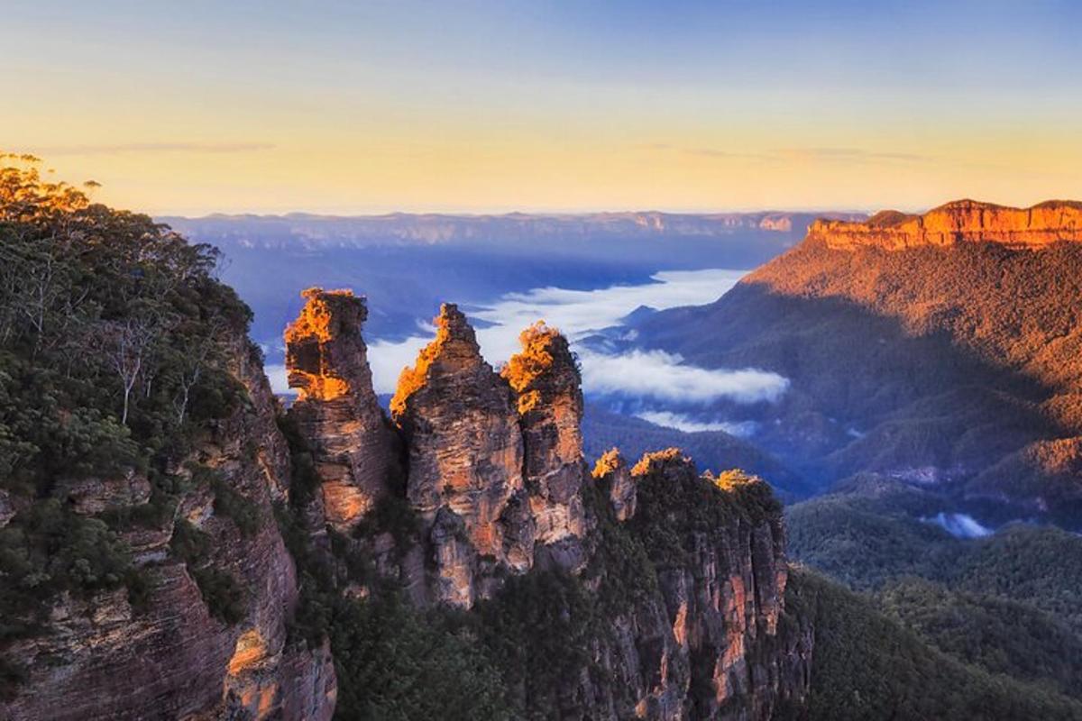 eine Felsformation in den Blue Mountains bei Sonnenuntergang