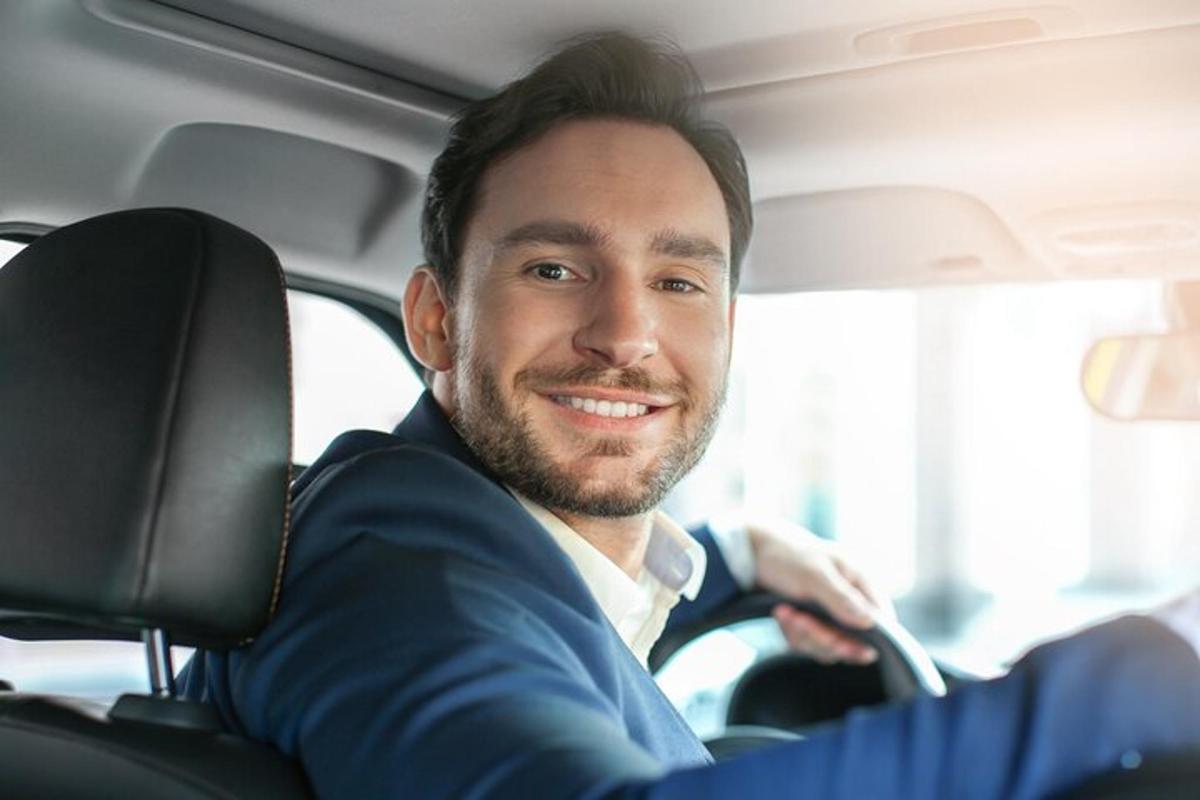 mees istub auto tagaistmel