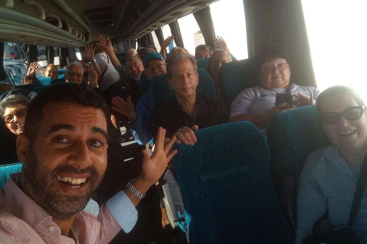 grupp inimesi istub bussis