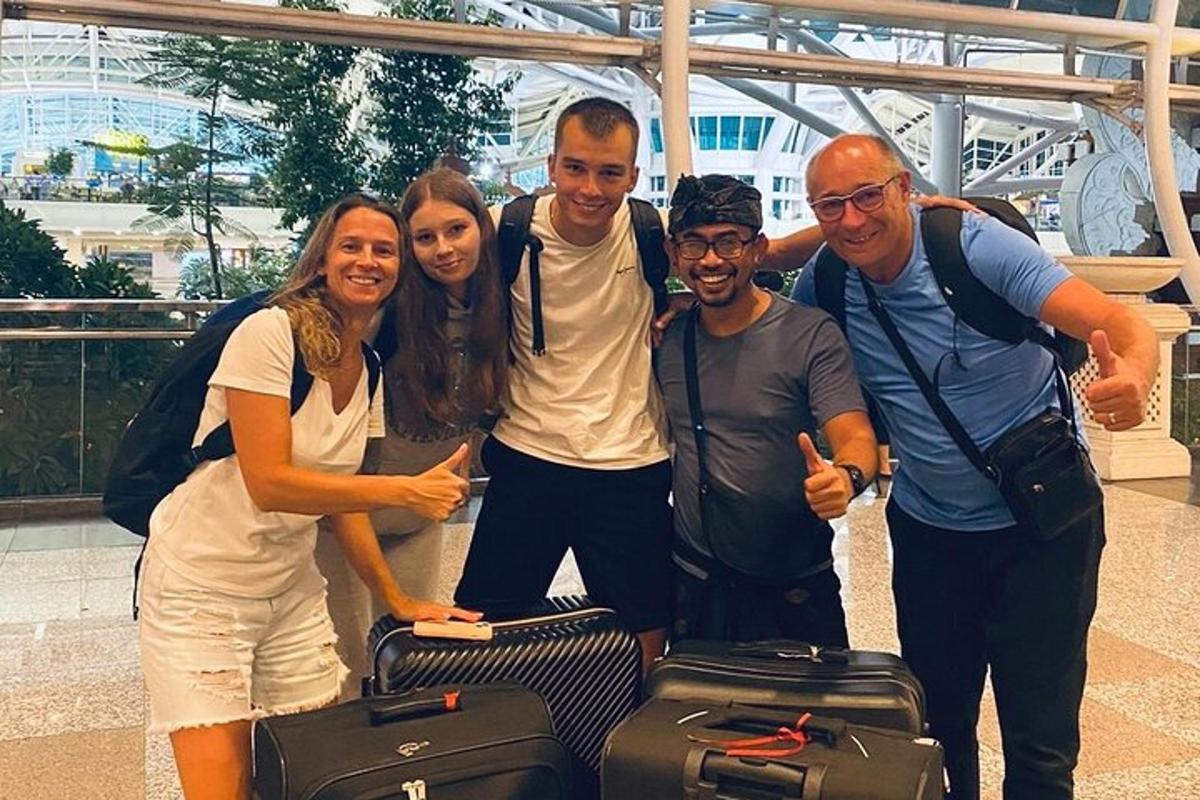 grupp inimesi poseerib pagasiga pildi jaoks