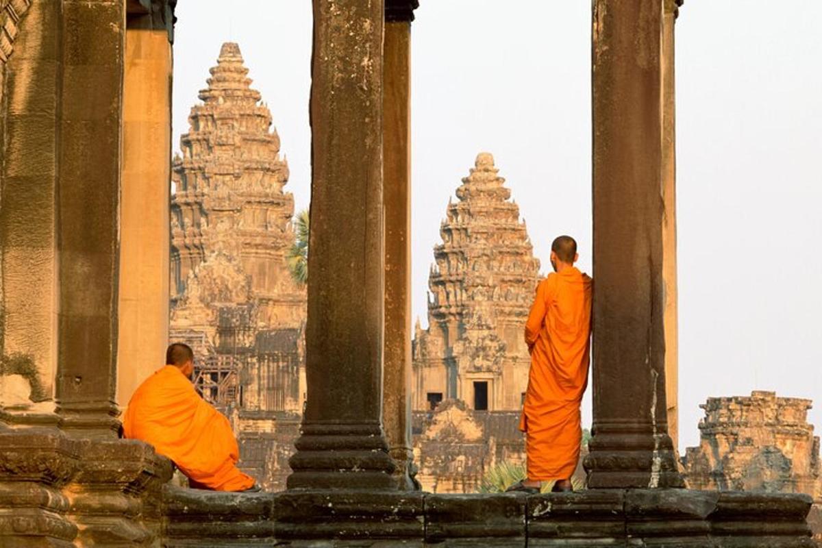 Dos monjes con túnicas naranjas de pie en un templo
