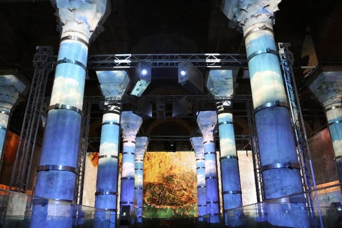 sekelompok kolom biru di sebuah gedung pada malam hari