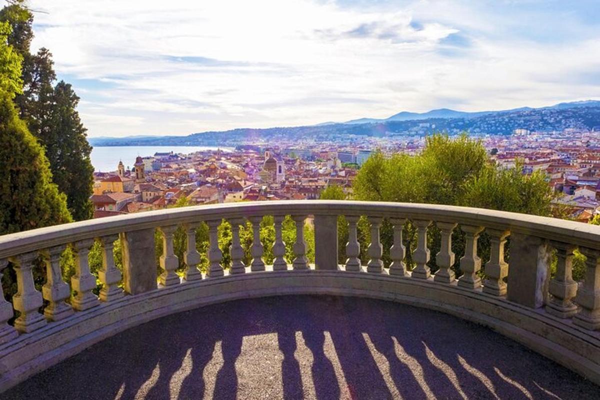 un balcone con vista sulla città