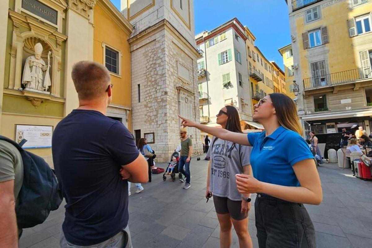 un gruppo di persone in piedi in una strada