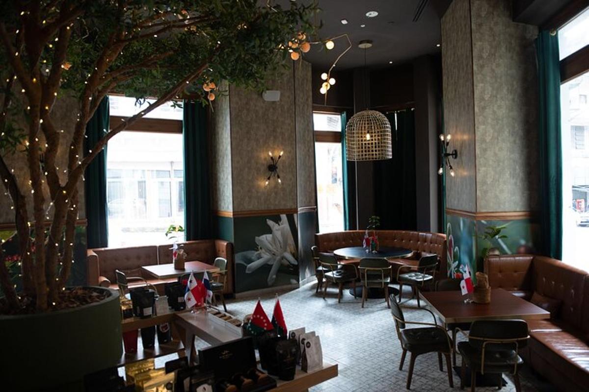 restaurace se stoly, židlemi a stromem