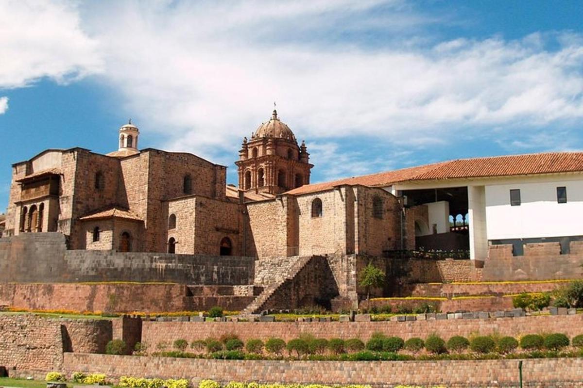 un edificio con una torre dell'orologio in cima
