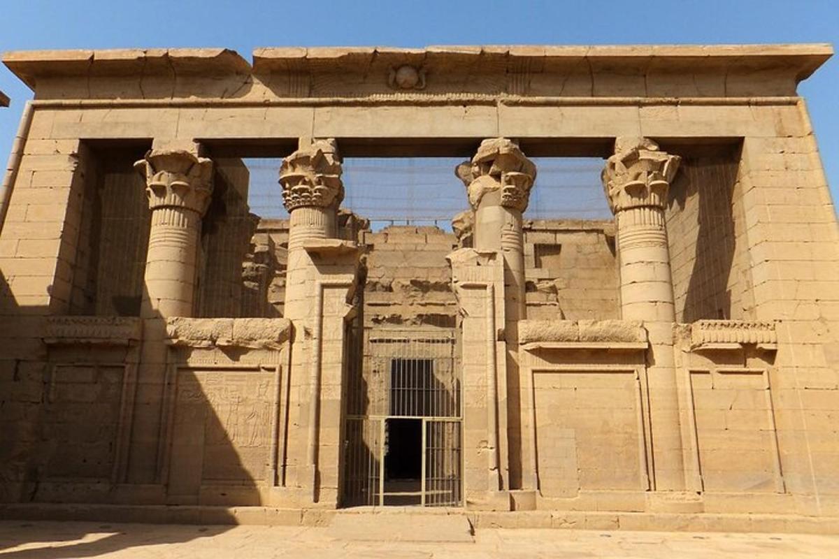 مبنى حجري به أعمدة في واجهته