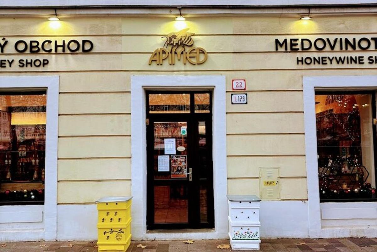 una vetrina di un negozio messicano con due vetrine